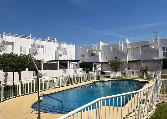 Duplex en urbanización con piscina comunitaria y wifi